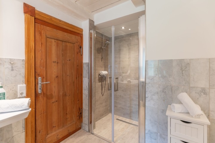 Badezimmer mit Wanne und Dusche Badezimmer mit Wanne und Dusche