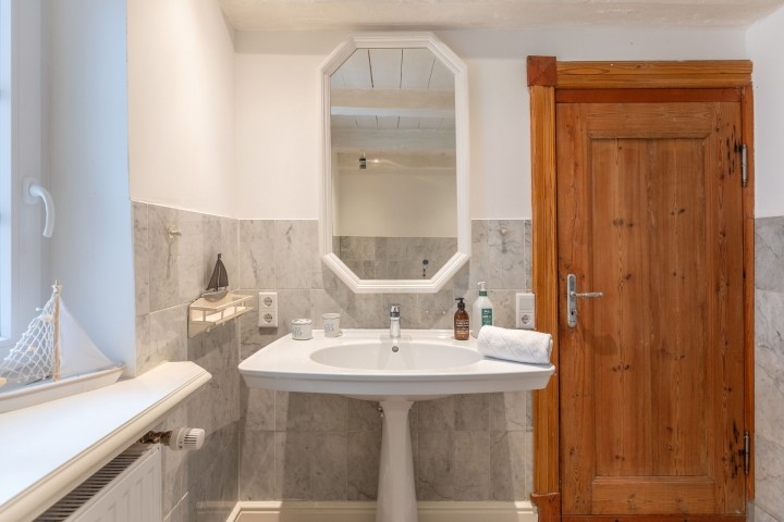 Badezimmer mit Wanne und Dusche Badezimmer mit Wanne und Dusche