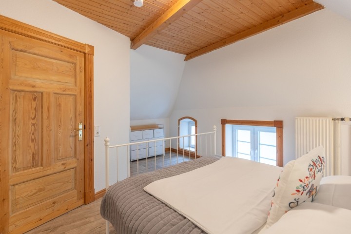 Helles Schlafzimmer mit Kommode Helles Schlafzimmer mit Kommode