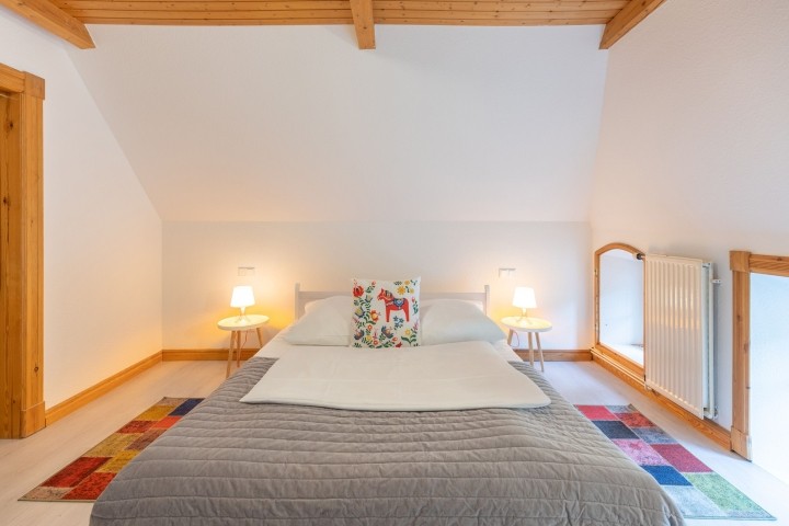 Helles Schlafzimmer mit begehbarem Kleiderschrank Helles Schlafzimmer mit begehbarem Kleiderschrank