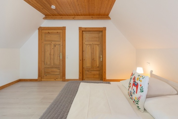 Helles Schlafzimmer mit begehbarem Kleiderschrank Helles Schlafzimmer mit begehbarem Kleiderschrank