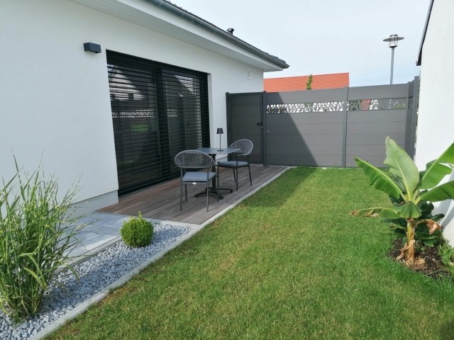 kleine Seitenterrasse