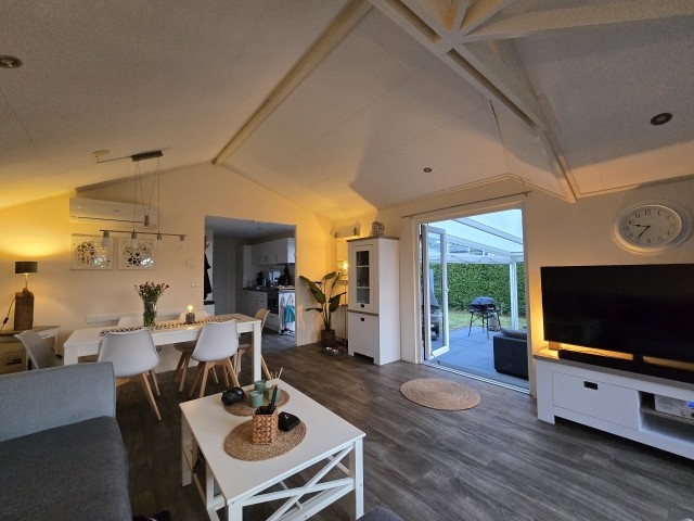 Wohnzimmer mit Blick zur Terrasse 