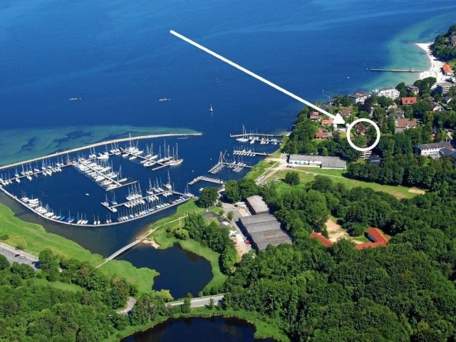 Die Lage direkt am Yachthafen.