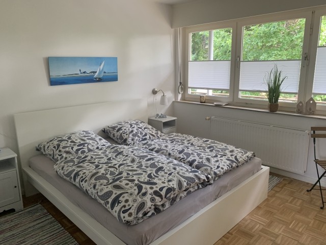Das Schlafzimmer hat auch einen Balkon.