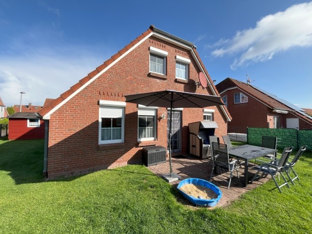 Rückseite SörenHuus mit eigenem Strandkorb