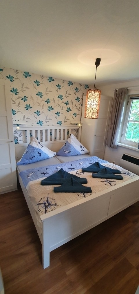 Schlafzimmer 1  ( 180 x 200cm )