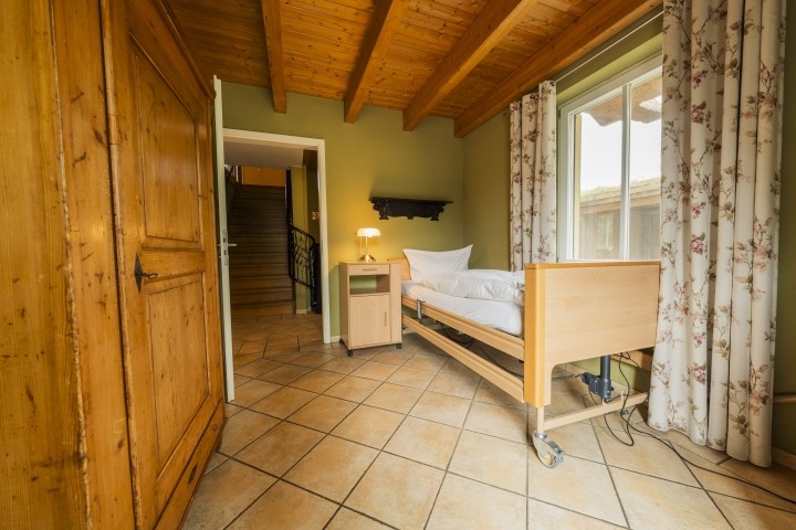 Reetdachhaus Kranich - Schlafzimmer im EG mit Pflegebett Reetdachhaus Kranich - Schlafzimmer im EG mit Pflegebett