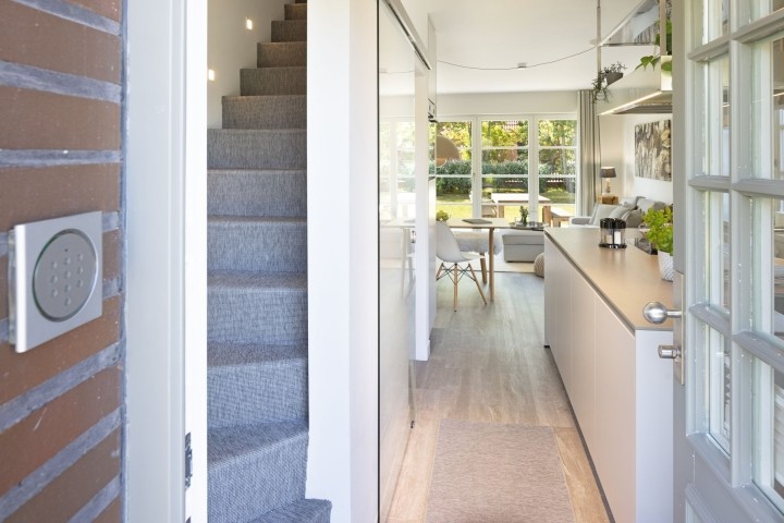 Treppe ins OG und Eingangsbereich