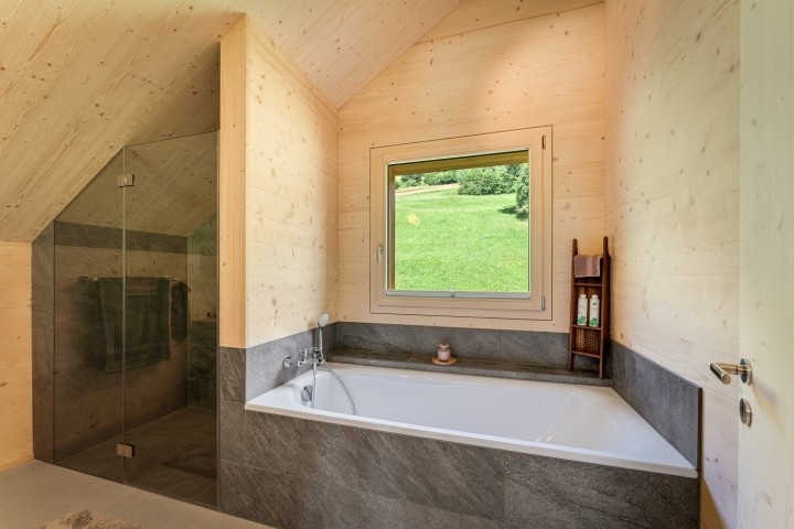 Badezimmer DG mit Badewanne und Dusche