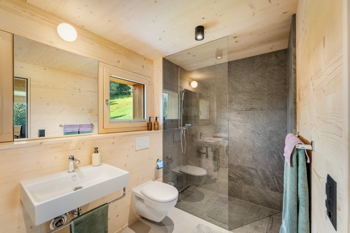 Badezimmer mit Dusche im OG