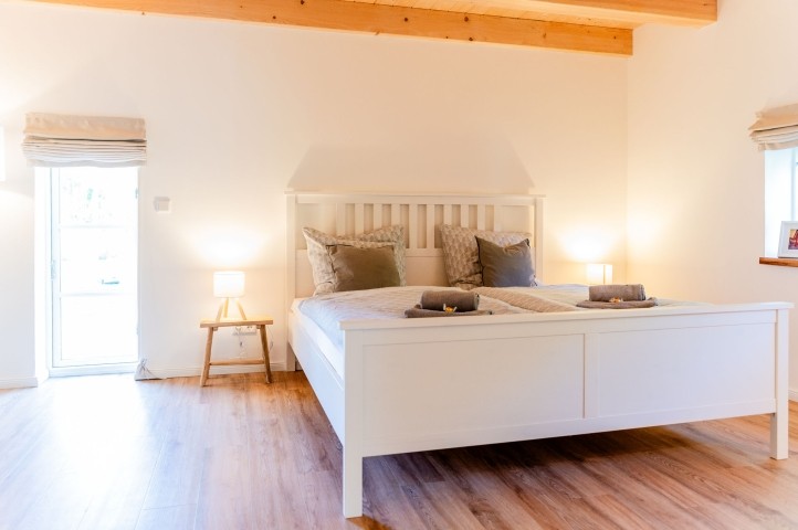 Schlafzimmer mit Doppelbett (180x200cm) und Gartenblick Schlafzimmer mit Doppelbett (180x200cm) und Gartenblick