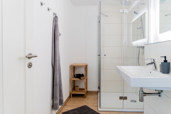 Badezimmer mit Dusche und WC Badezimmer mit Dusche und WC