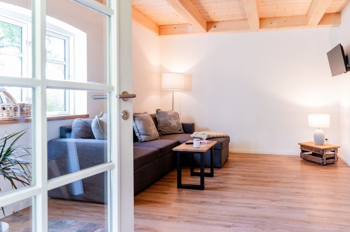 Blick vom Eingang in den Wohnbereich mit Smart-TV Blick vom Eingang in den Wohnbereich mit Smart-TV