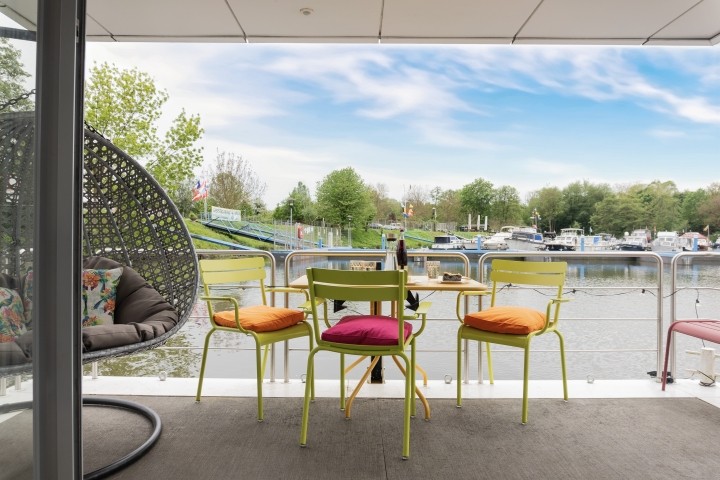 auf der überdachten Bug-Terrasse
