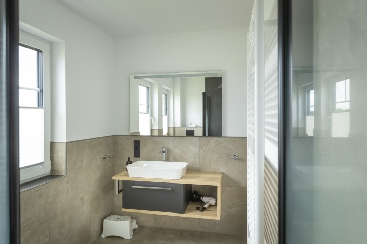 Badezimmer OG mit Kinderhocker und Föhn Badezimmer OG mit Kinderhocker und Föhn