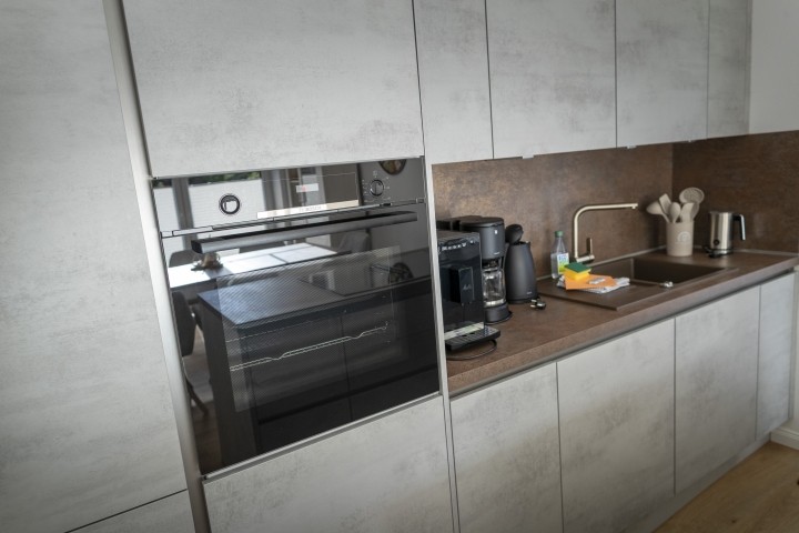 Voll ausgestattete Küche mit Spülmaschiene, Backofen und Kaffeevollautomat Voll ausgestattete Küche mit Spülmaschiene, Backofen und Kaffeevollautomat