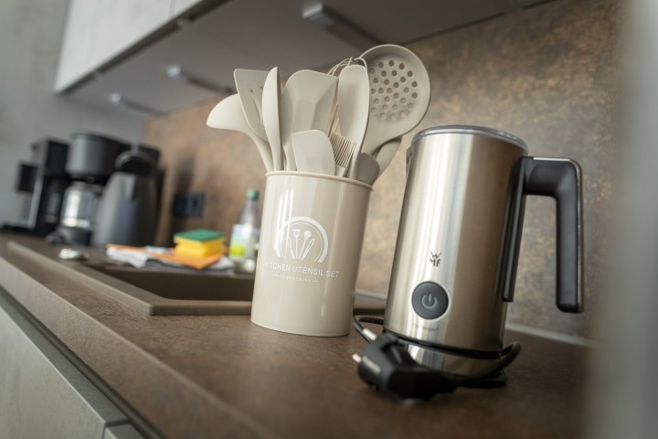 Milchaufschäumer, Wasserkocher, Spültücher, Lappen, Spülmittel vorhanden Milchaufschäumer, Wasserkocher, Spültücher, Lappen, Spülmittel vorhanden