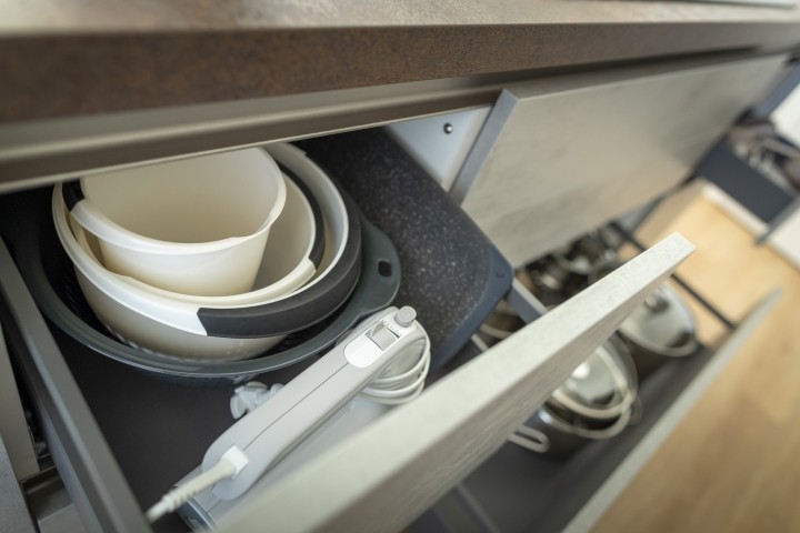 Heißluftfriteuse, Rührgerät, diverse Töpfe und Schüsseln verfügbar Heißluftfriteuse, Rührgerät, diverse Töpfe und Schüsseln verfügbar