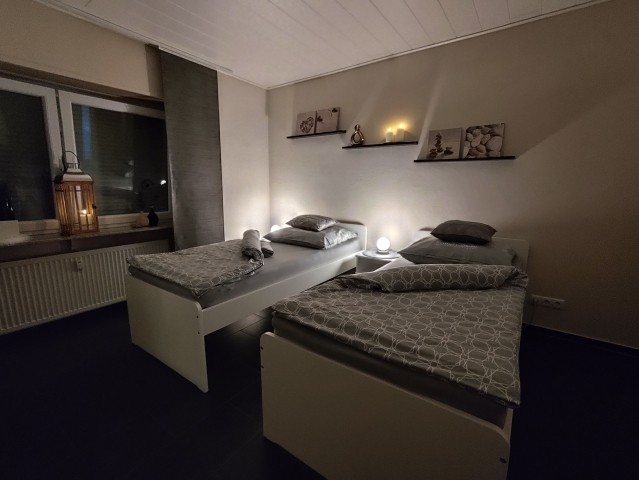 Schlafzimmer Links mit zwei Einzelbetten