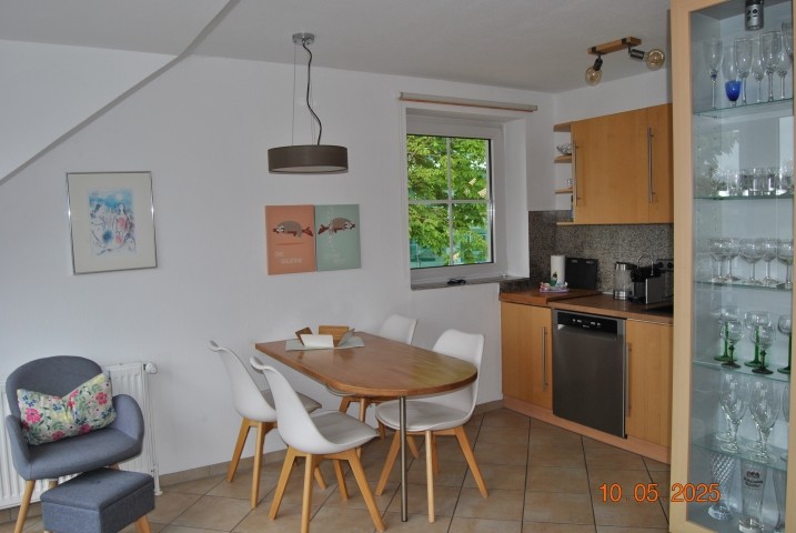 Wohnzimmer mit offener Küche