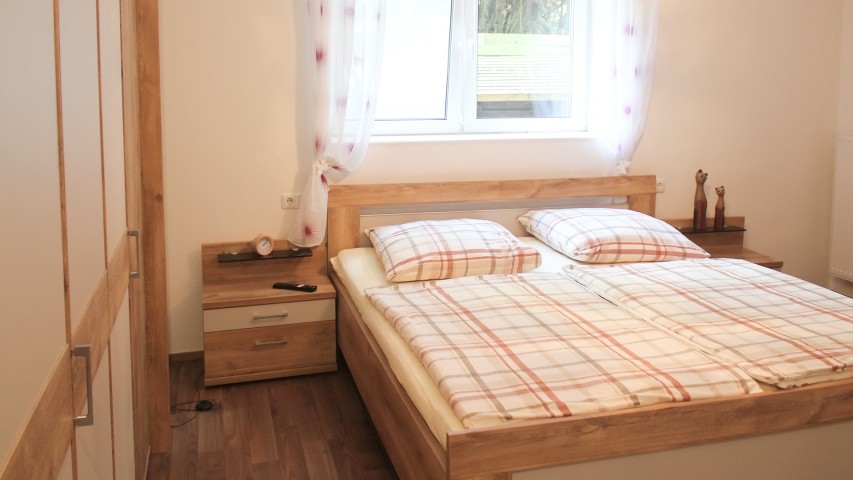 großes Schlafzimmer mit Doppelbett