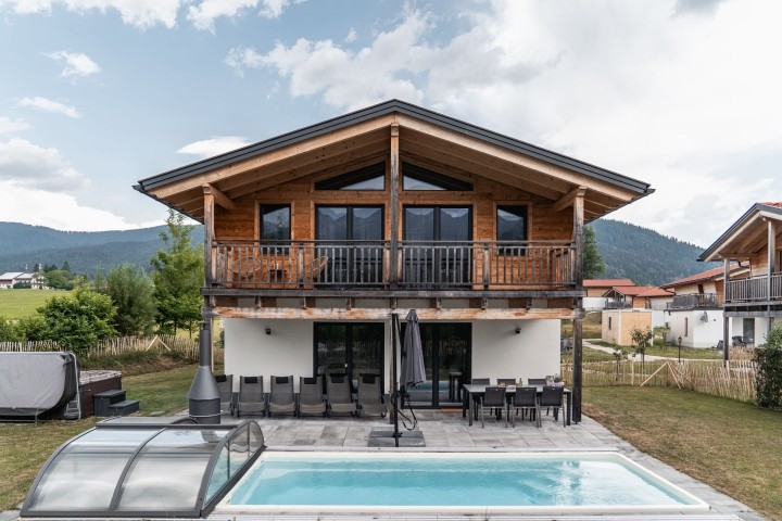 Sommerpool und Hausansicht 