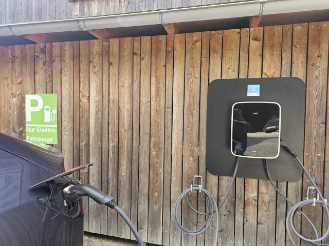 4 Ladeplätze verfügbar