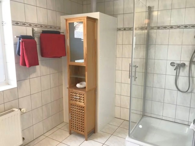 Bad mit geräumiger Dusche, WC, Tageslichtfenster