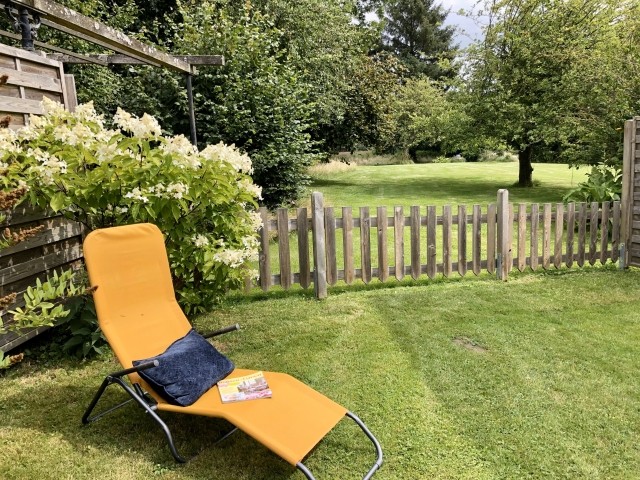 Eingezäunter Garten mit Rasenfläche und Terrasse