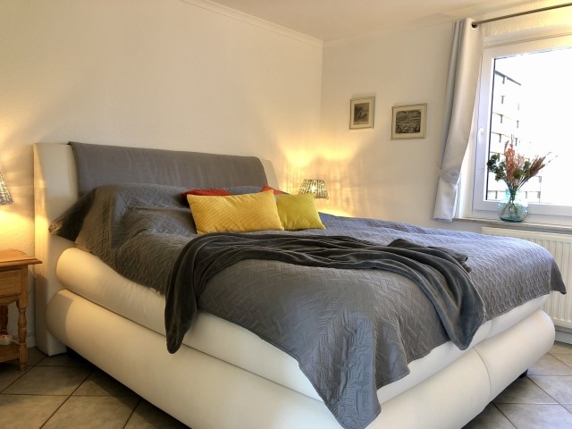 Gemütliches Doppel-Box-Springbett neben dem Wohnbereich