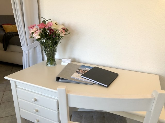 Kleiner Schreibtisch im Wohnbereich