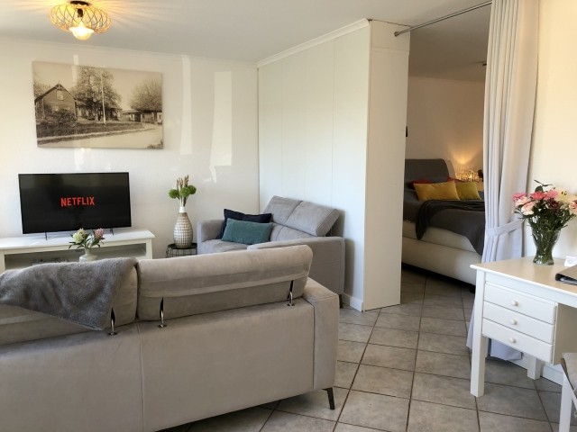 Wohnbereich mit Blick in den Schlafbereich