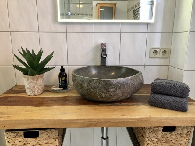 Bad mit geräumiger Dusche, WC, Tageslichtfenster