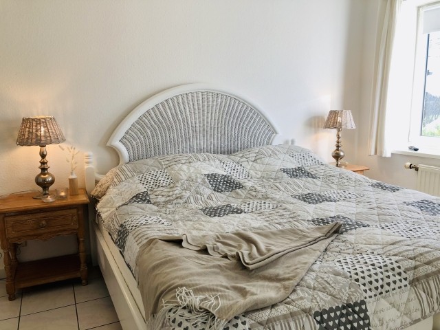 Schlafzimmer mit Doppelbett (180 x 200 cm), TV und Kleiderschrank