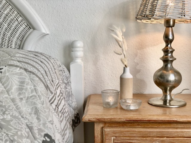 Schlafzimmer mit Doppelbett (180 x 200 cm), TV und Kleiderschrank