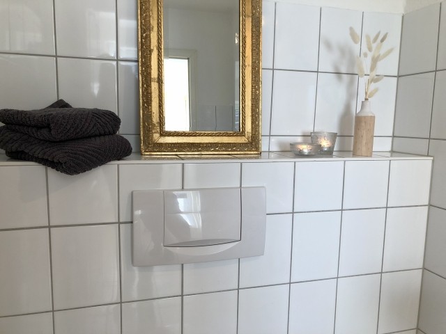 Kleiner Blick ins GästeWC (separater Raum mit WC, Waschbecken)