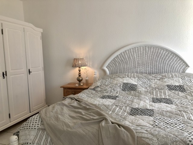 Schlafzimmer mit Doppelbett (180 x 200 cm), TV und Kleiderschrank