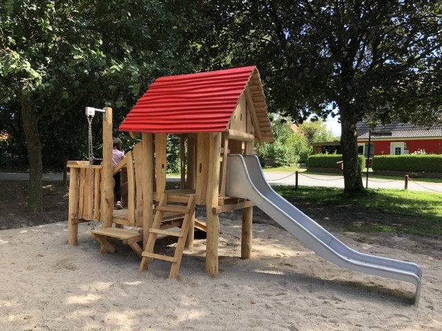 Der Spielplatz ist nur ca. 100 m von der Wohnung entfernt