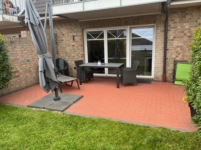 Terrasse mit Sonnenschirm