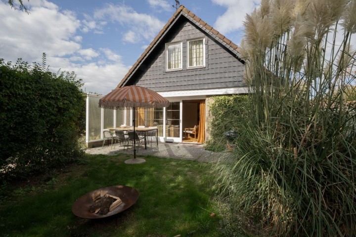 Das Ferienhaus mit Terrasse und Feuerschale