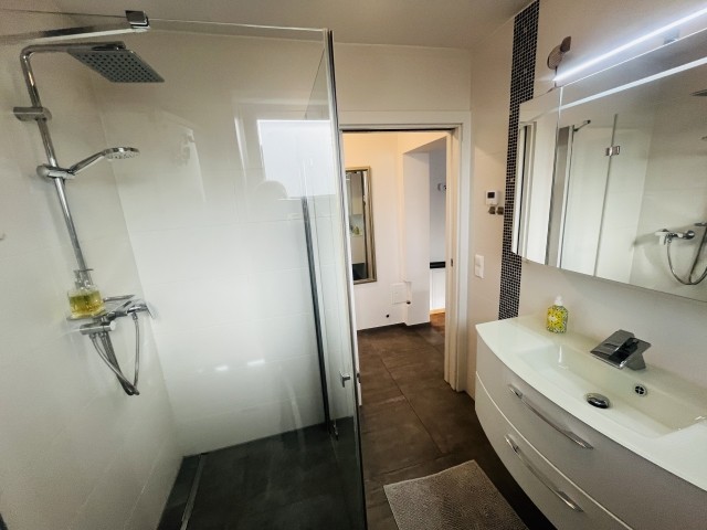 Badezimmer mit viel Stauraum 