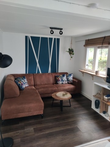 Wohnzimmer mit Ecksofa und Smart TV Wohnzimmer mit Ecksofa und Smart TV