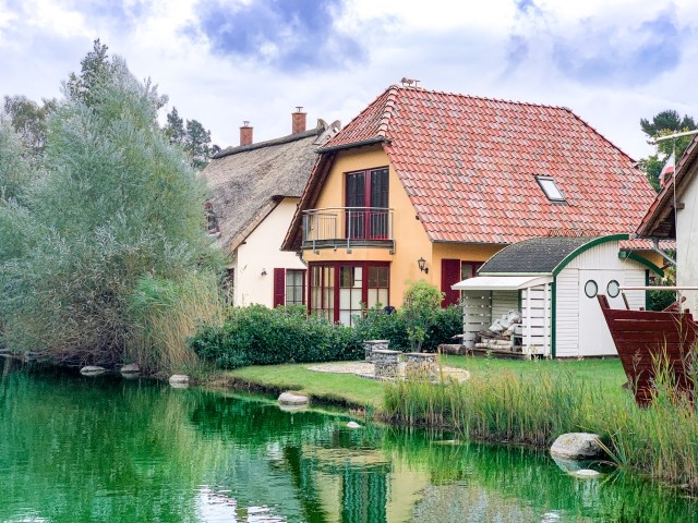 Blick über den idyllischen kleinen Teich direkt am Haus