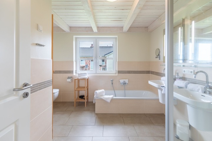 Badezimmer mit Dusche, Wanne und Sauna Badezimmer mit Dusche, Wanne und Sauna