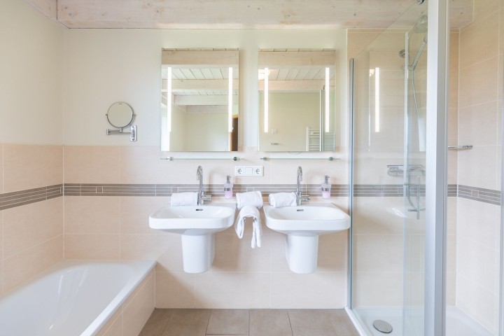 Badezimmer mit Dusche, Wanne und Sauna Badezimmer mit Dusche, Wanne und Sauna