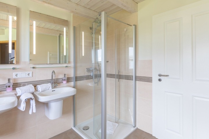 Badezimmer mit Dusche, Wanne und Sauna Badezimmer mit Dusche, Wanne und Sauna