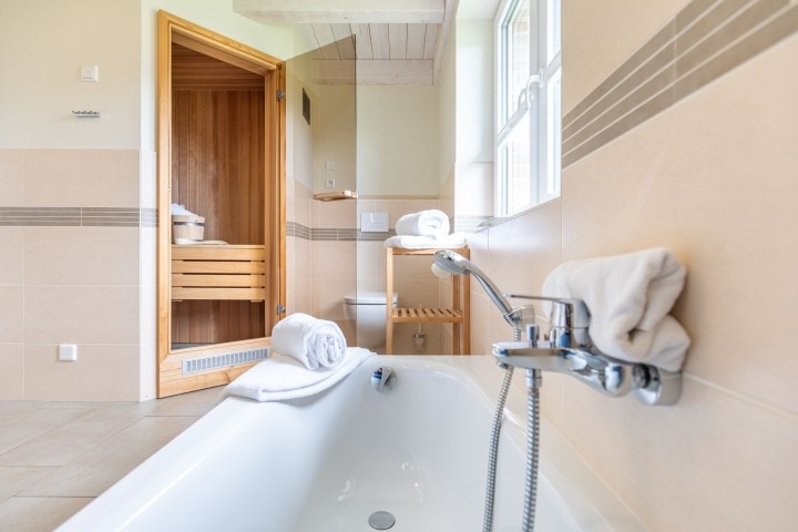 Badezimmer mit Dusche, Wanne und Sauna Badezimmer mit Dusche, Wanne und Sauna