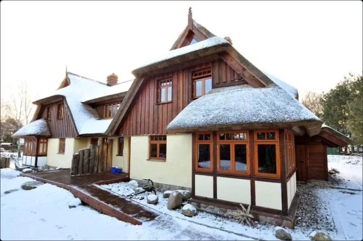Haus vom Schnee bedeckt