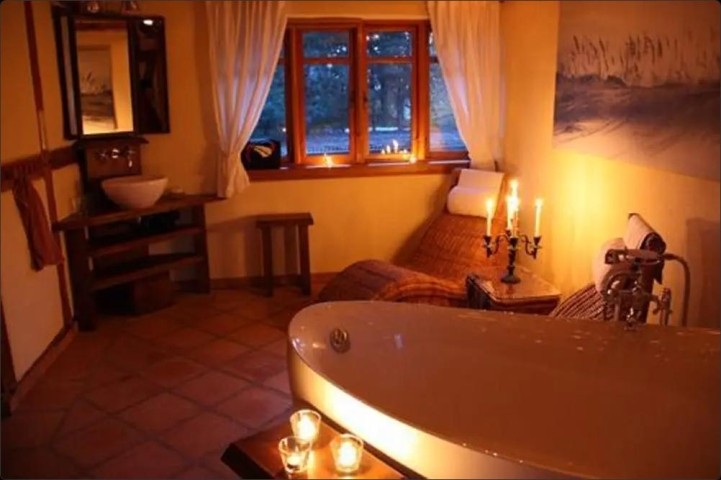 Wellnessbad im Kerzenschein
